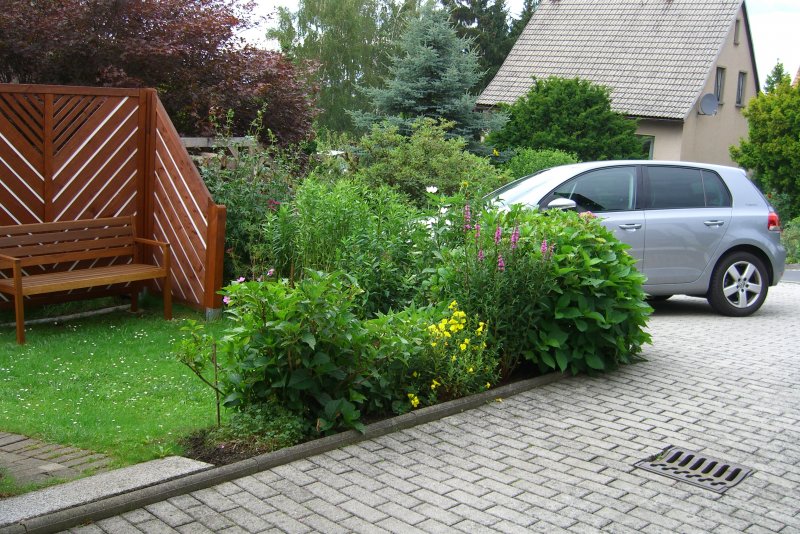 Garten mit PKW-Stellplatz