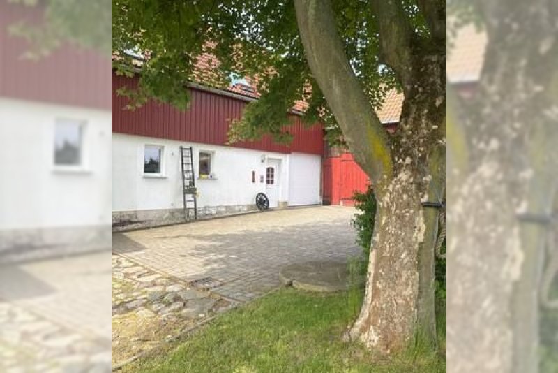 Aussenbereich mit Stellplätzen