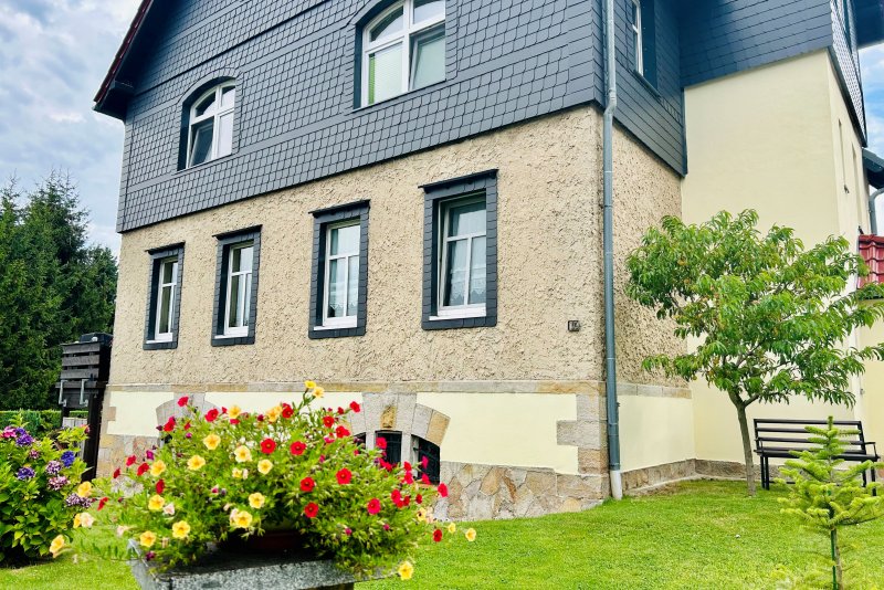 Hausansicht mit Garten