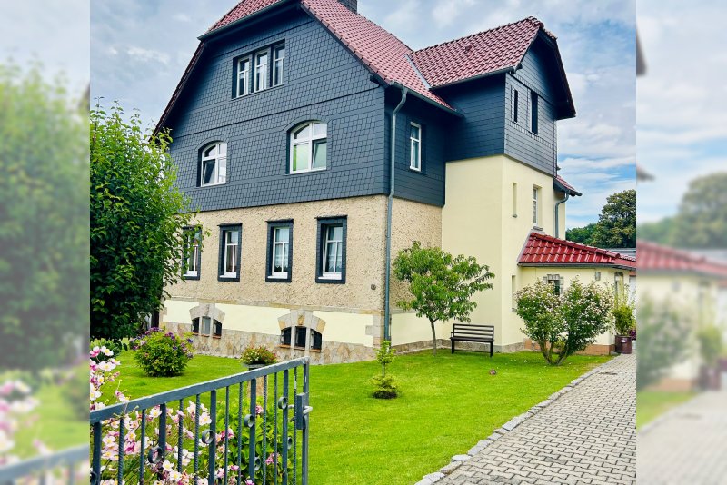 Hausansicht mit Garten